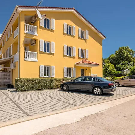 1 Bedroom Beautiful In 아파트 바슈카