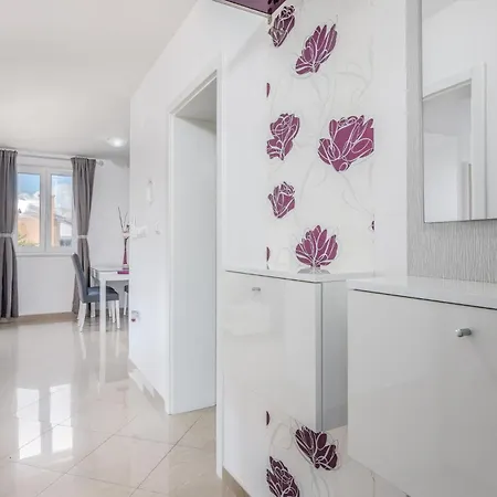 1 Bedroom Beautiful In Apartament *
